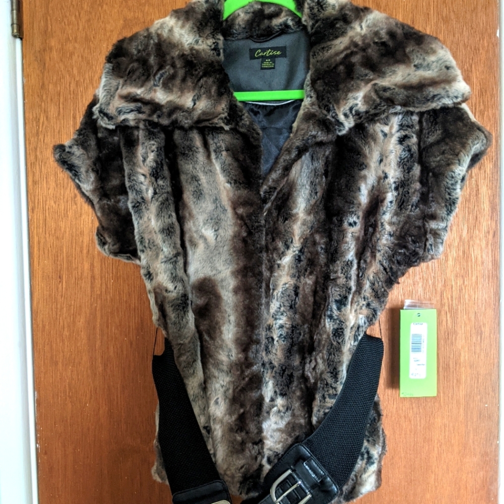 NWT Cartise Vest With Pockets & Belt.  Size SP.  Super Soft Inside & Out!